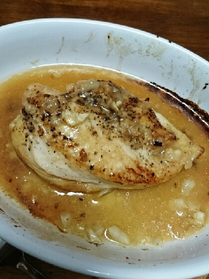 胸肉でしたが余っていたので作ってみました。グレイビーソースも初めて作りました。お肉にセロリを挟んでいるからかとっても爽やかジューシーで美味しかったです！