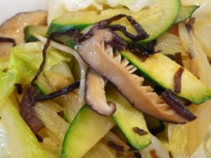 干し椎茸と塩昆布のコラボが美味しい！野菜炒め