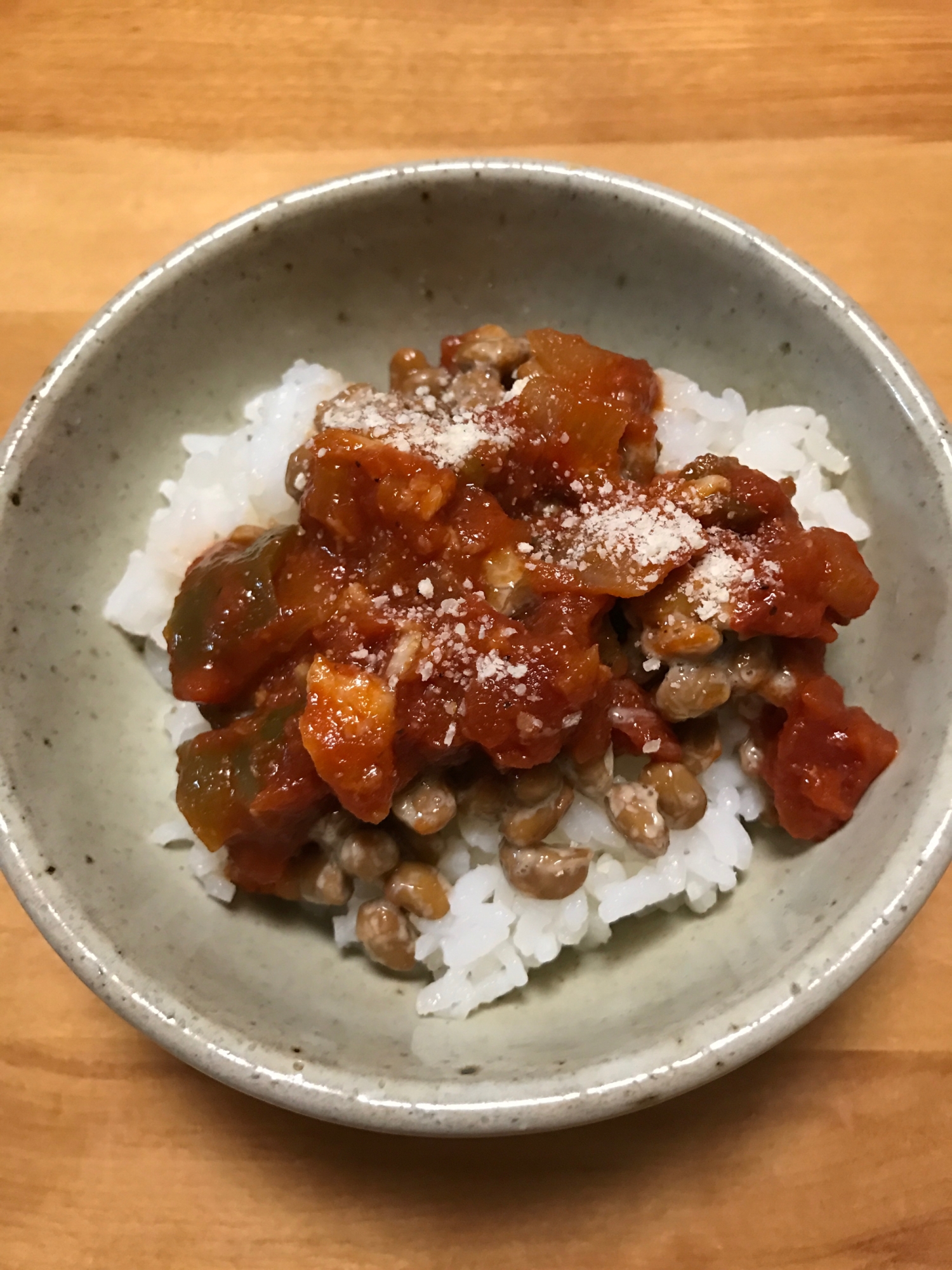 トマトソース納豆丼