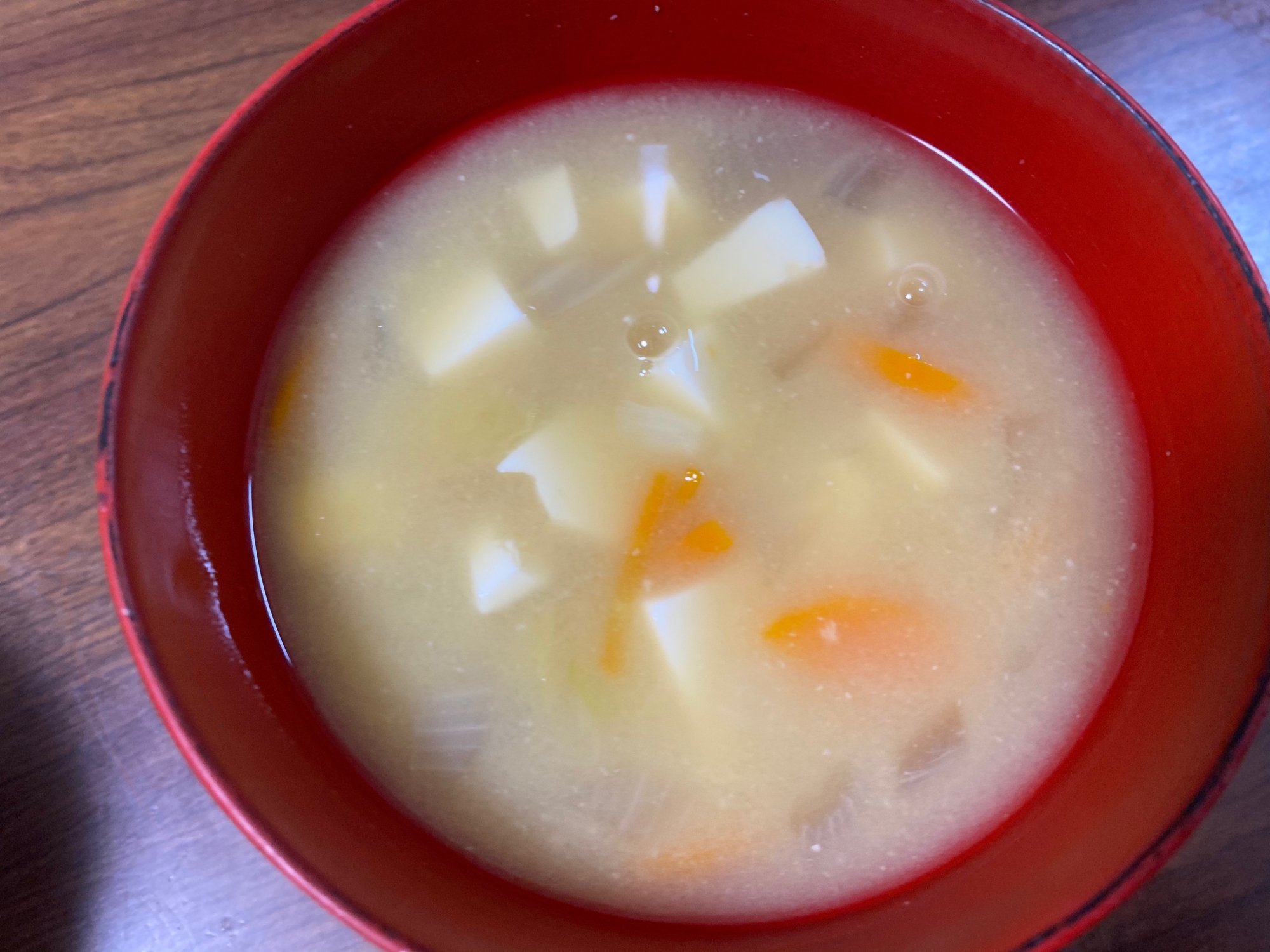 豆腐とにんじんと玉ねぎの味噌汁