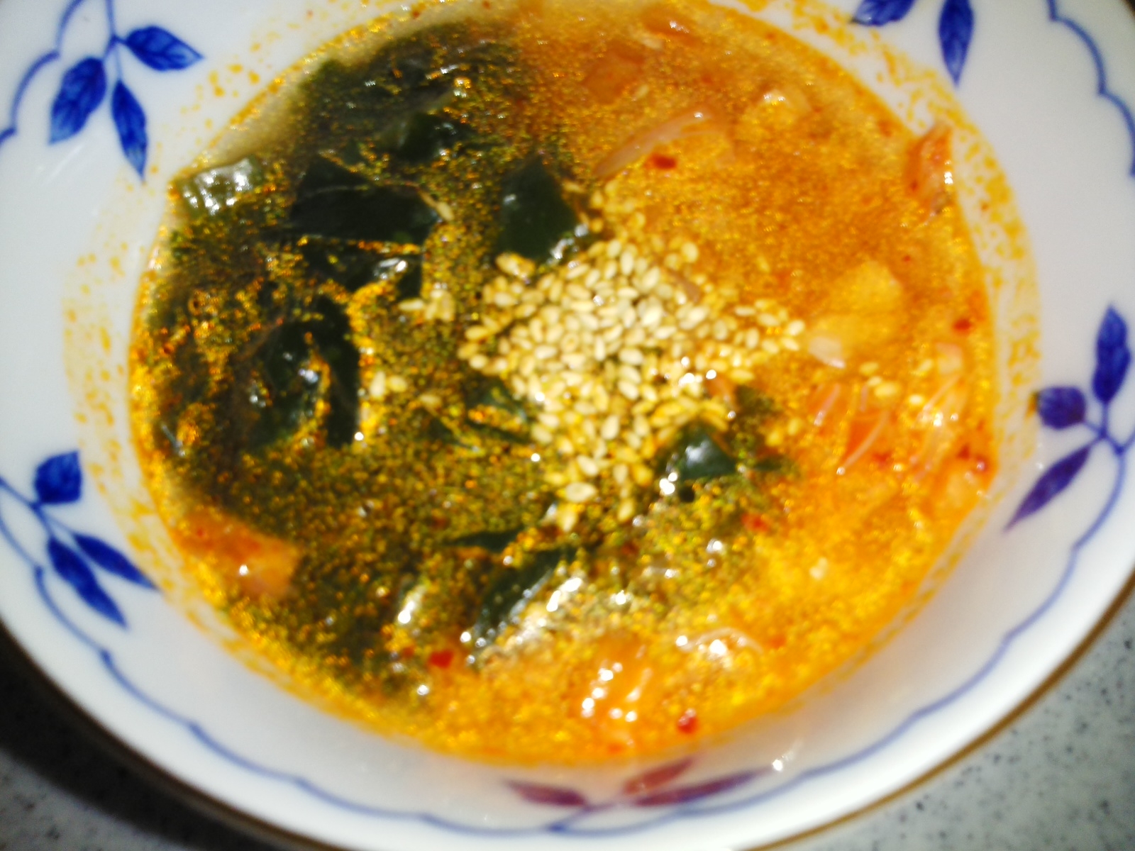 キムチ風味でピリリ★わかめスープ