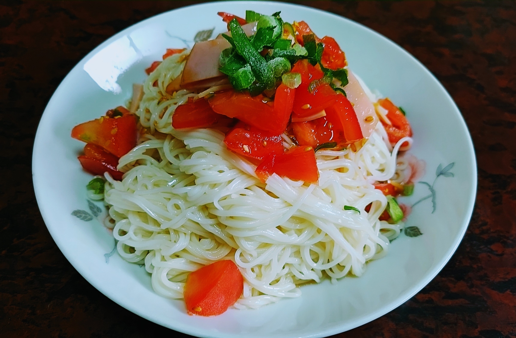 ごま油が美味しい！トマトとハムのぶっかけ素麺