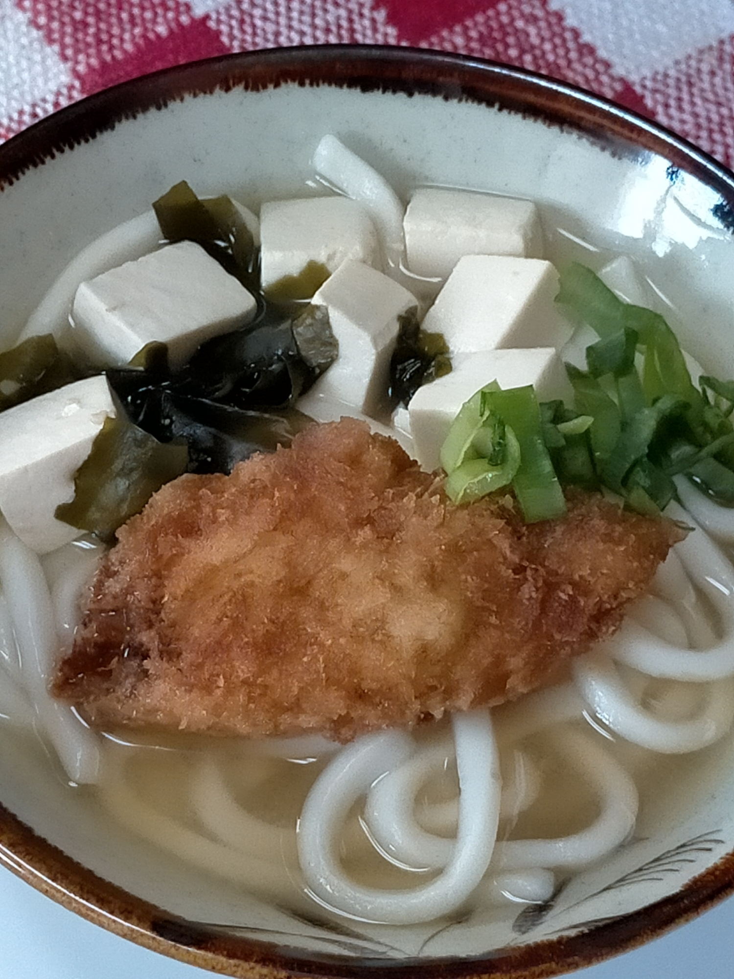 ワカメと豆腐の味噌汁☆リメイク♪フライのせうどん♡