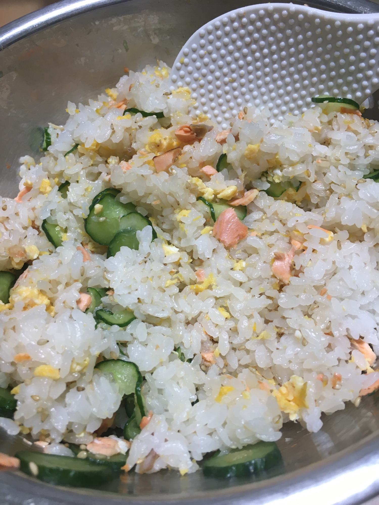 鮭ときゅうり、卵で簡単ちらし寿司