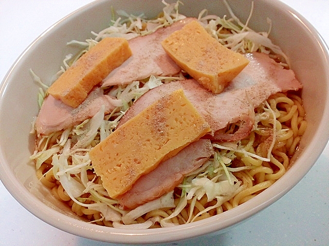 キャベツとサラダチキンと玉子焼きの醤油ラーメン