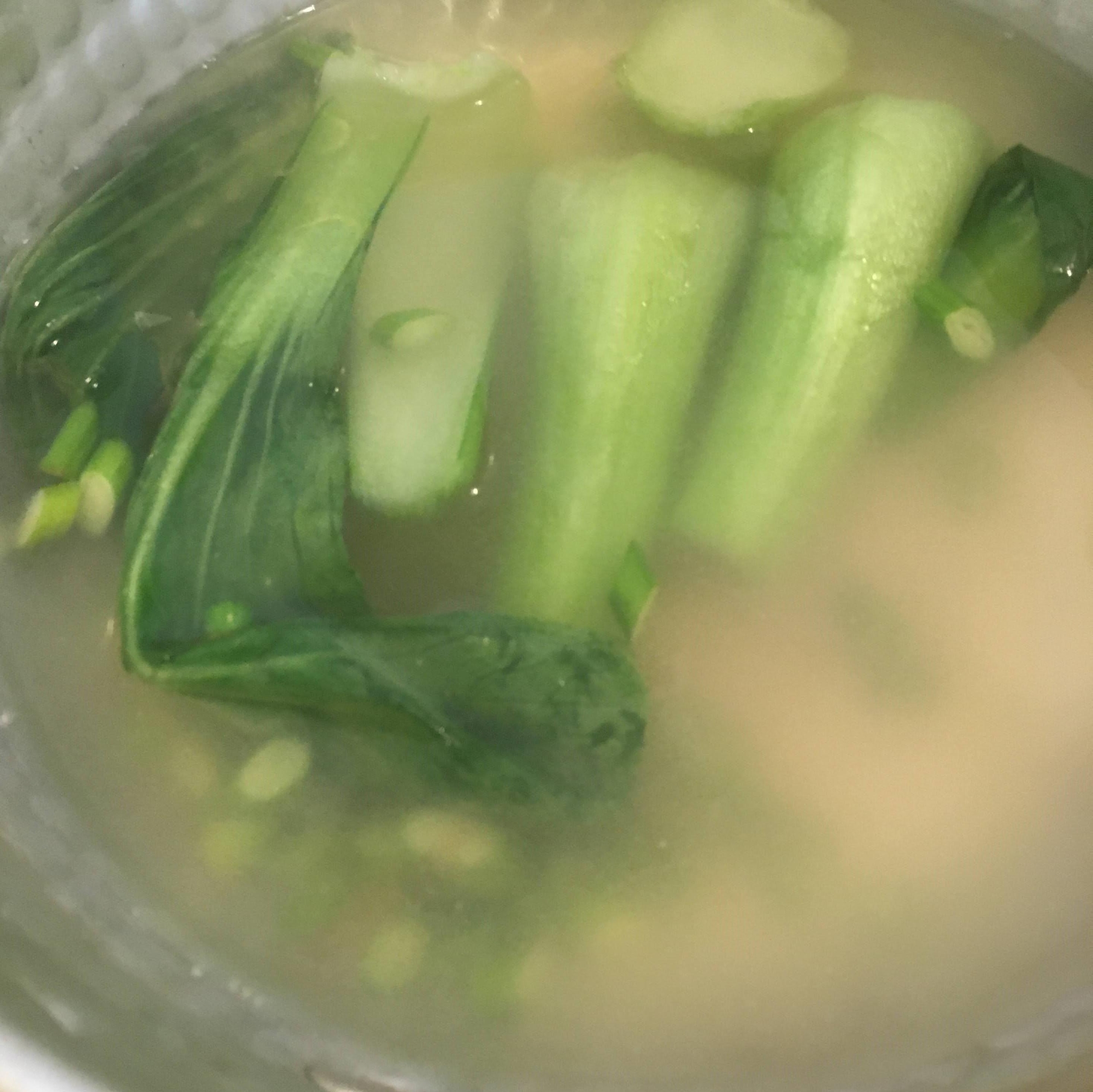 チンゲン菜とにんにくの芽の味噌汁