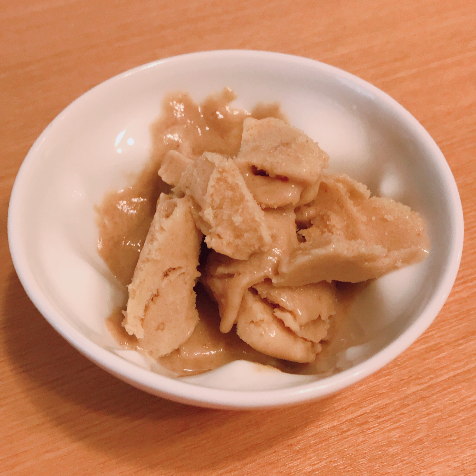 白の皿に盛られた豆乳きなこバナナアイス