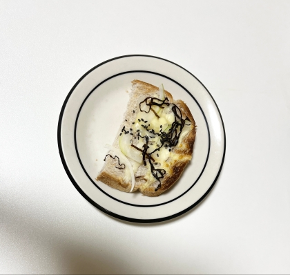 新玉ねぎと塩昆布のごまチーズトースト