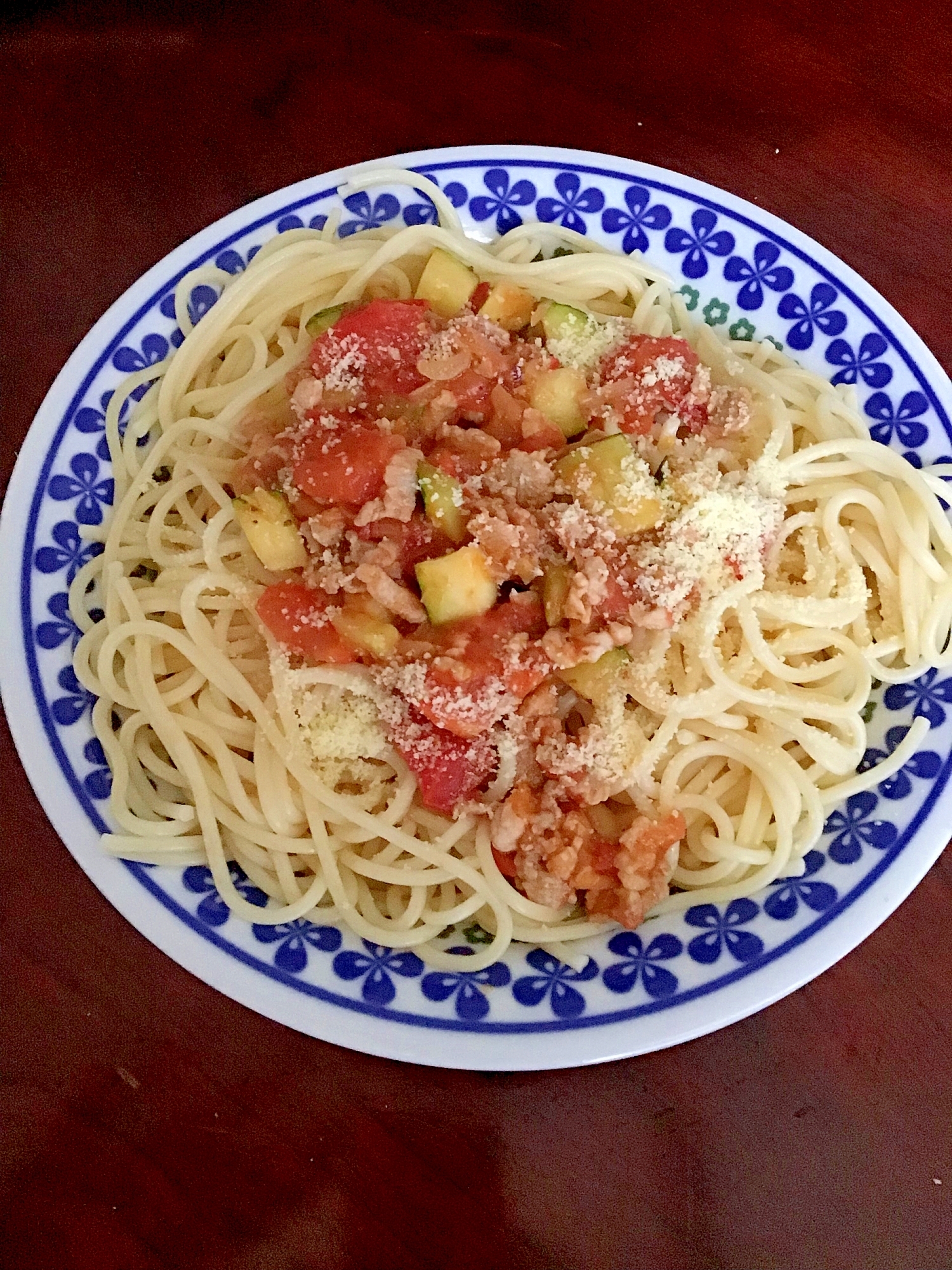 ズッキーニと豚コマとフレッシュトマトのパスタ。