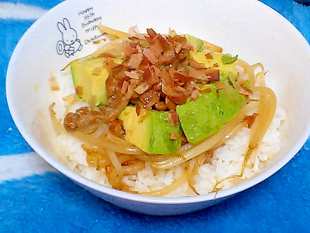 食べ頃アボカドと納豆ともやしの簡単丼ぶりはいかが?