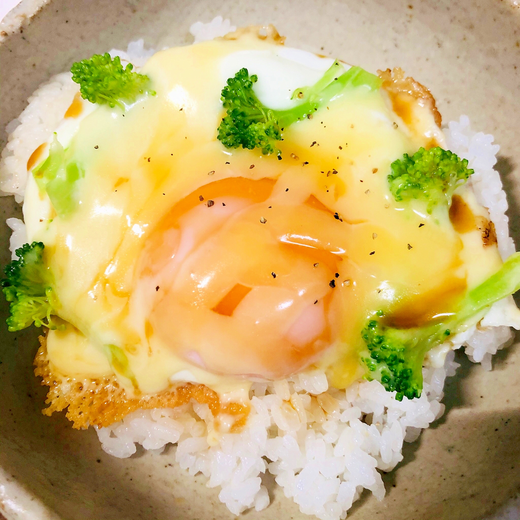 目玉焼きとブロッコリーのチーズ焼き