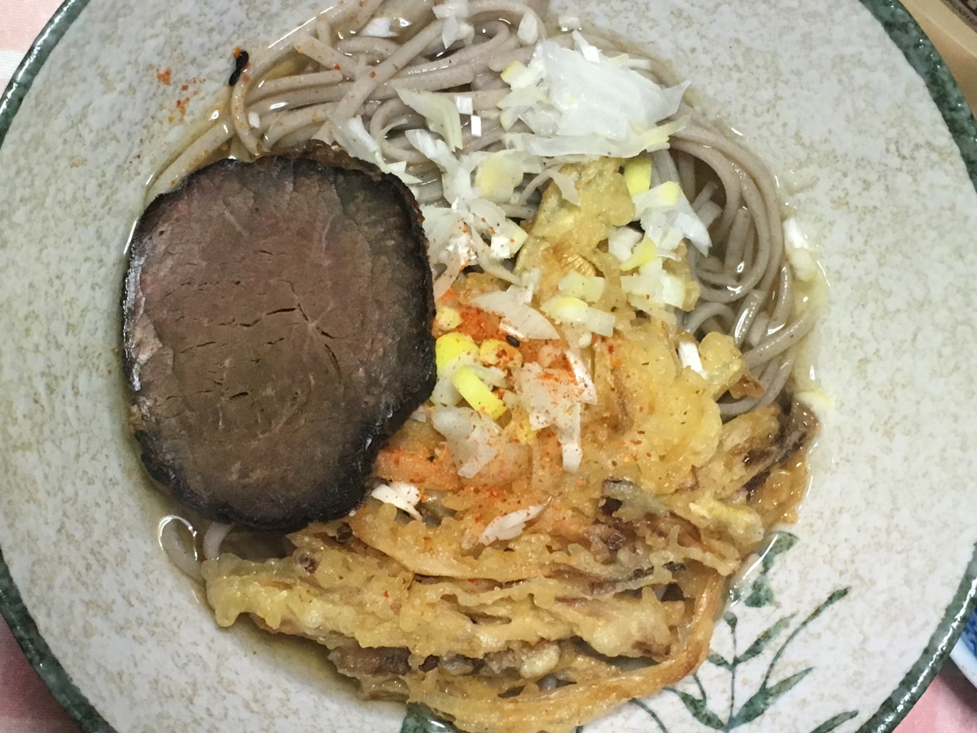 野菜のかき揚げと焼き牛の蕎麦