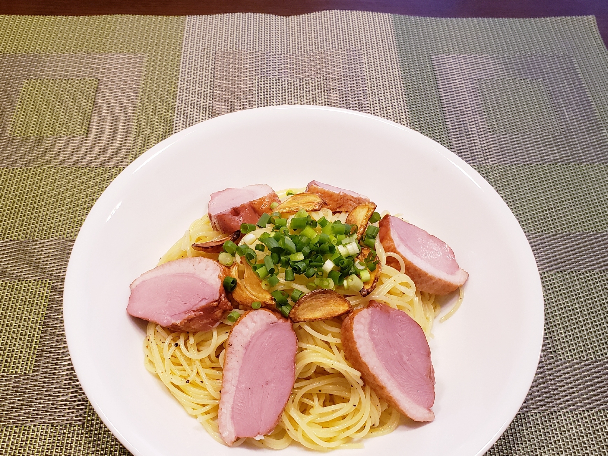 ごちそう！合鴨スモークの冷製パスタ ガーリック風味