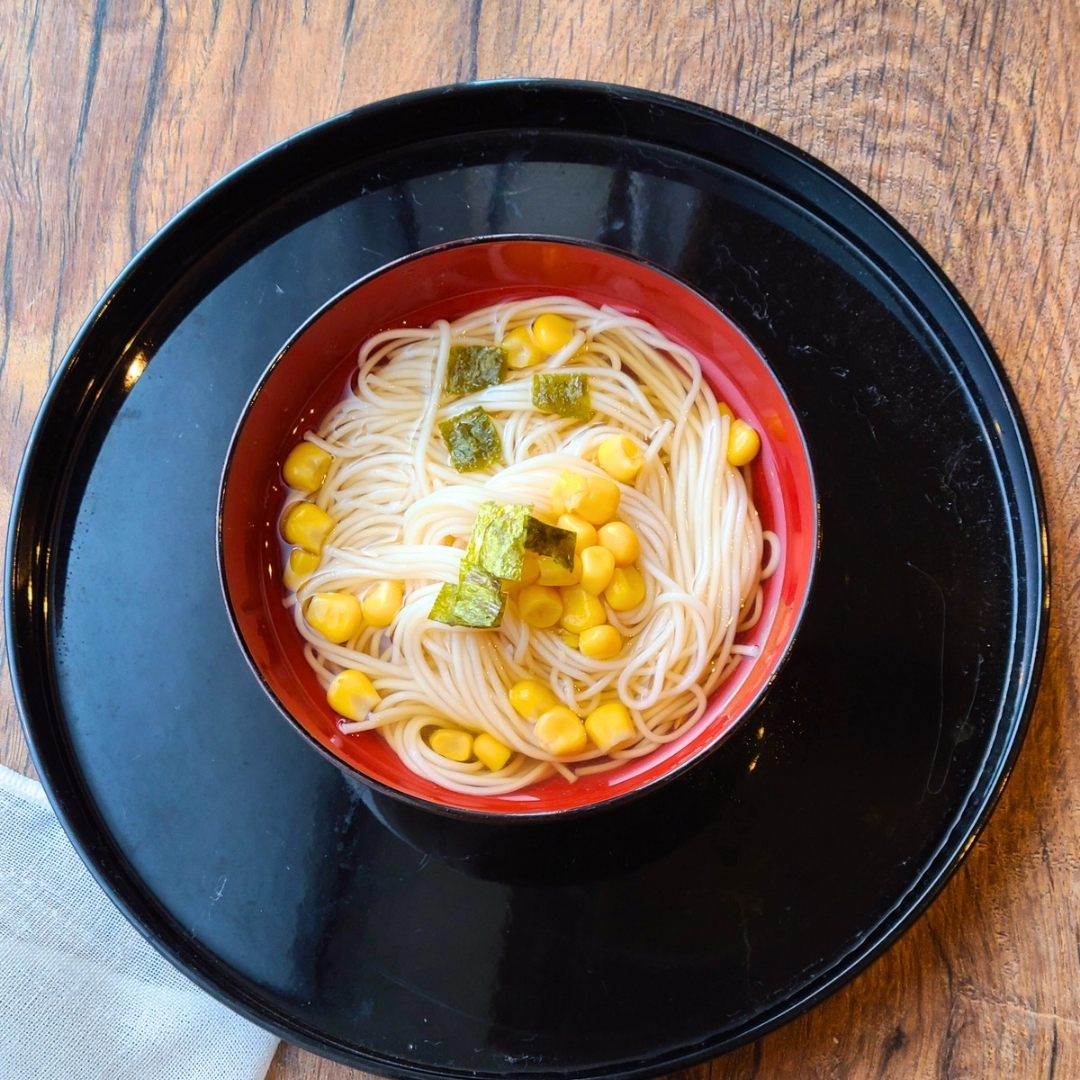 安いそうめんはこうやって食べて！　コーンにゅう麺