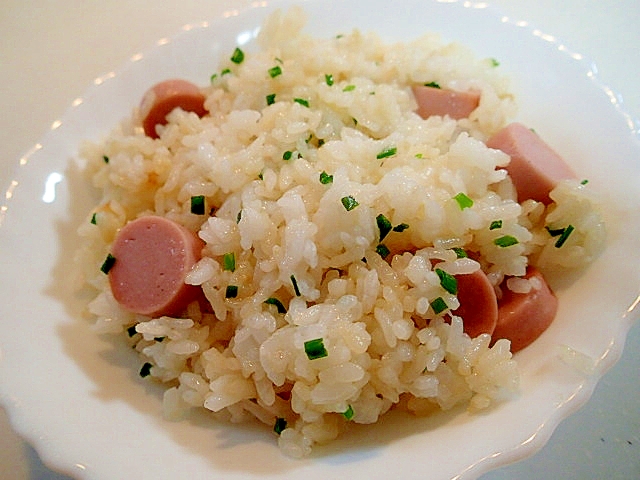 魚肉ソーセージと小葱のコンソメチャーハン