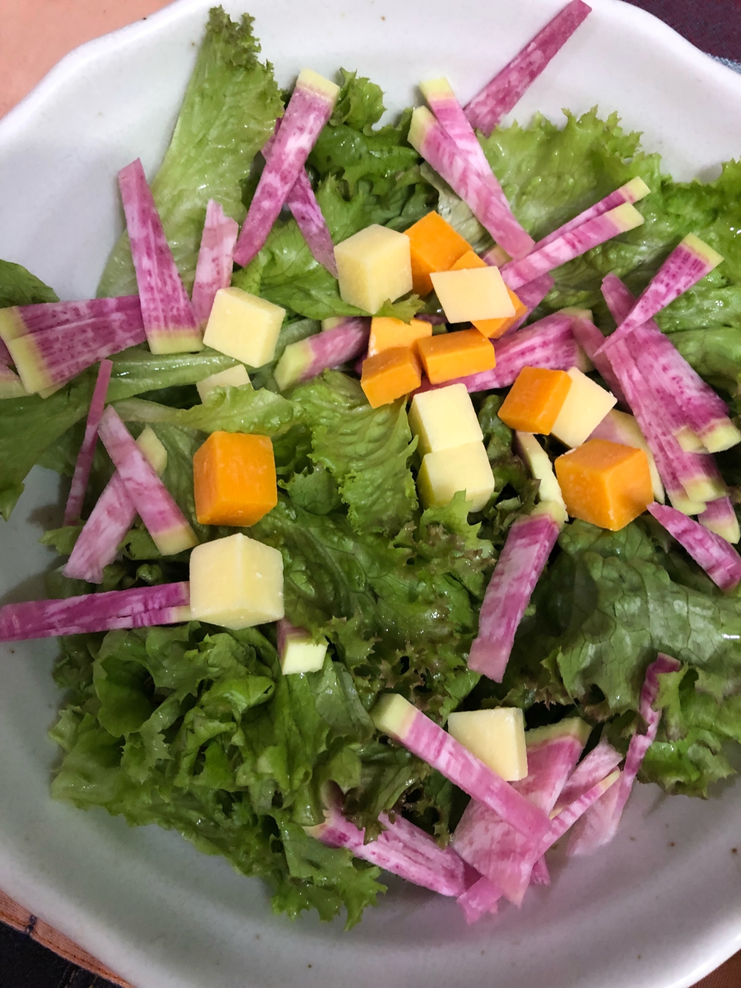 紅芯大根とチーズのリーフサラダ(^^)