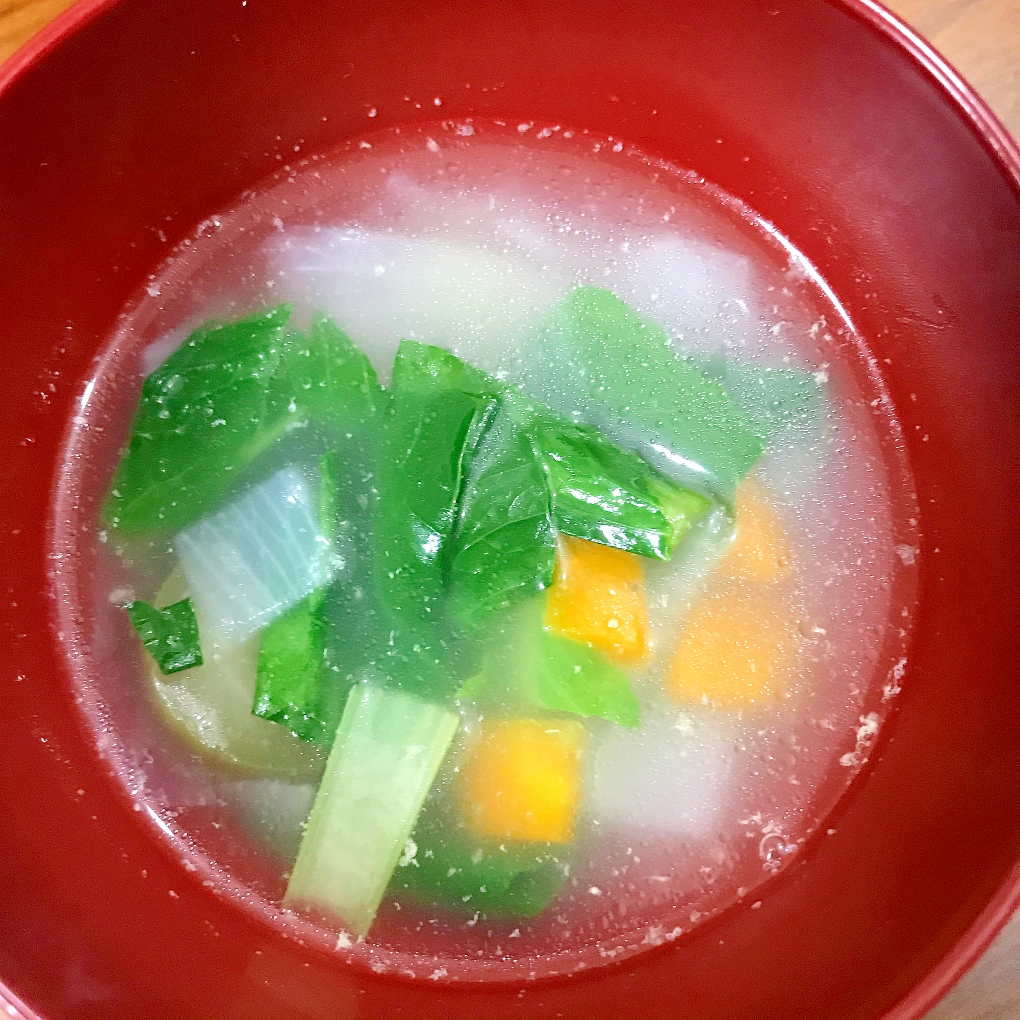 玉ねぎと人参と小松菜の中華スープ
