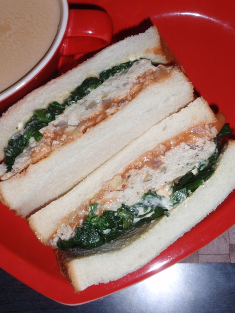 豆腐ハンバーグ味噌グラス風味のサンドウィッチ