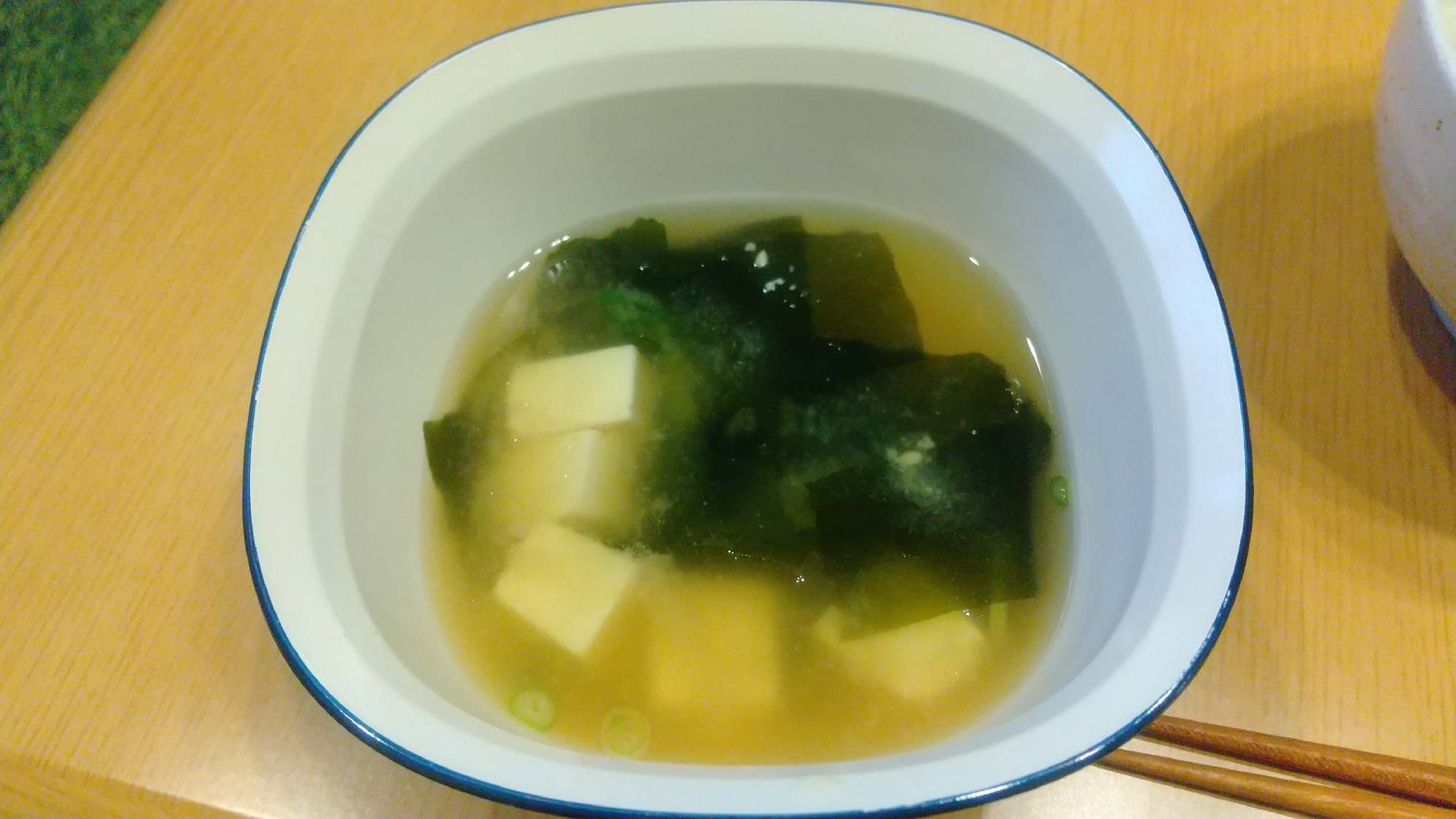 豆腐とわかめのシンプル味噌汁
