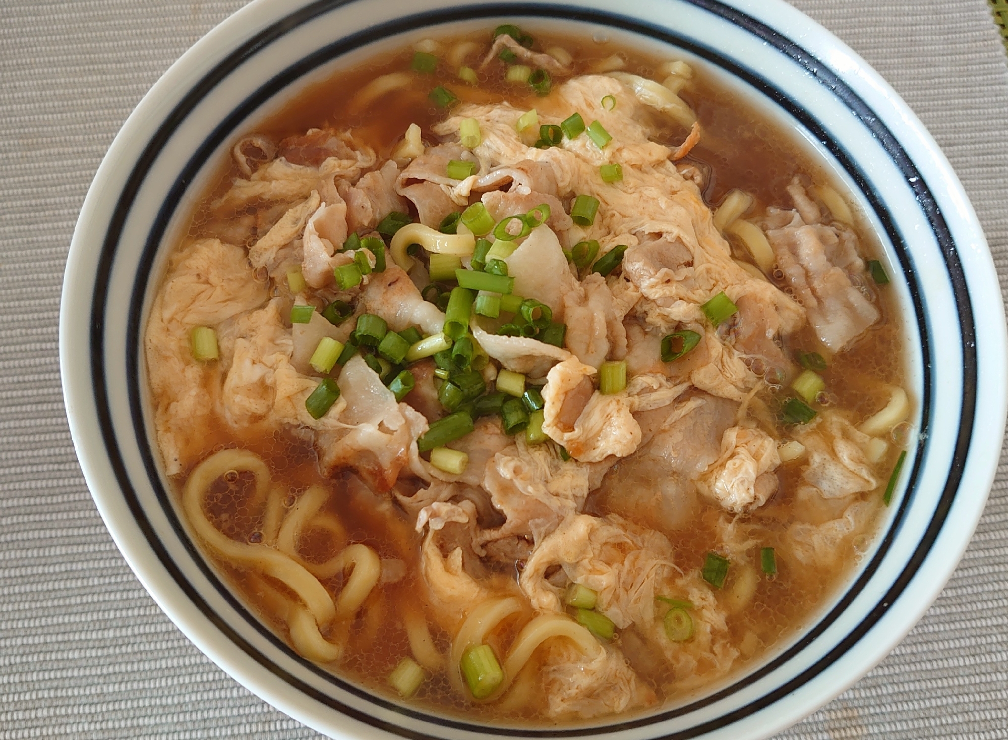 インスタントラーメンの肉・卵とじ