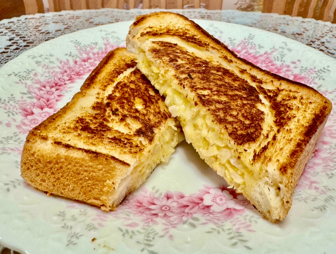 穴あき食パンで!キャベツとチーズと…☆ホットサンド