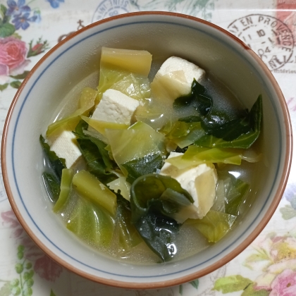 春キャベツの外葉と豆腐とわかめの味噌汁