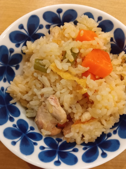 鶏ももと舞茸とにんじんの　炊き込みご飯