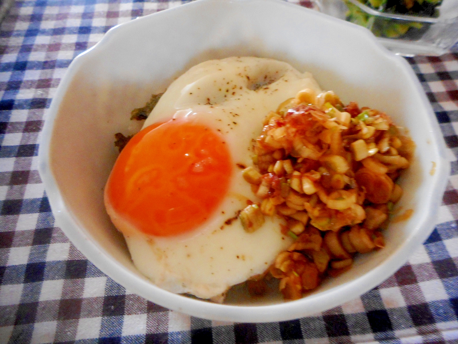 ラッキョウの茎目玉焼き丼