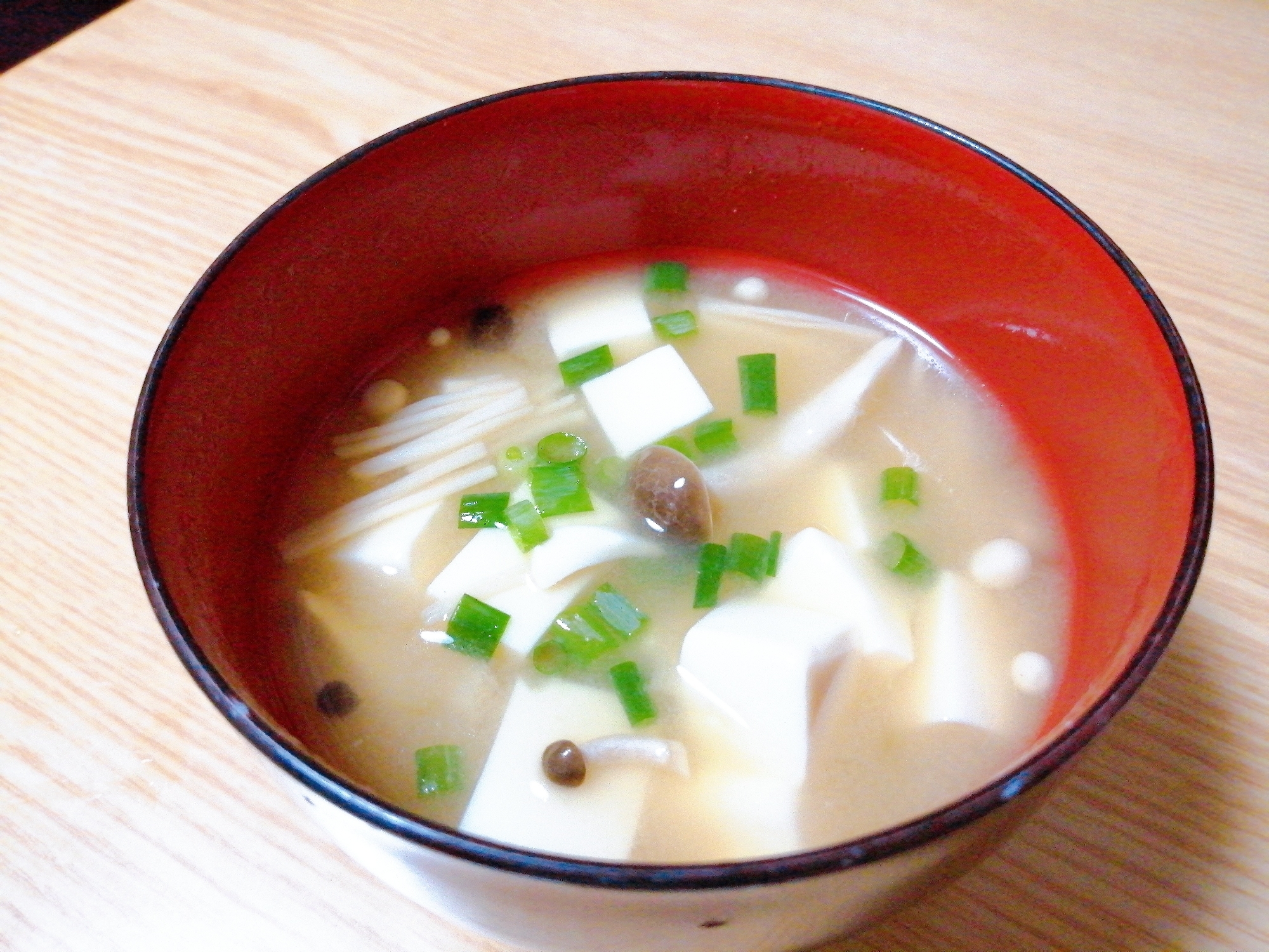 豆腐としめじとえのき茸と小ねぎの味噌汁