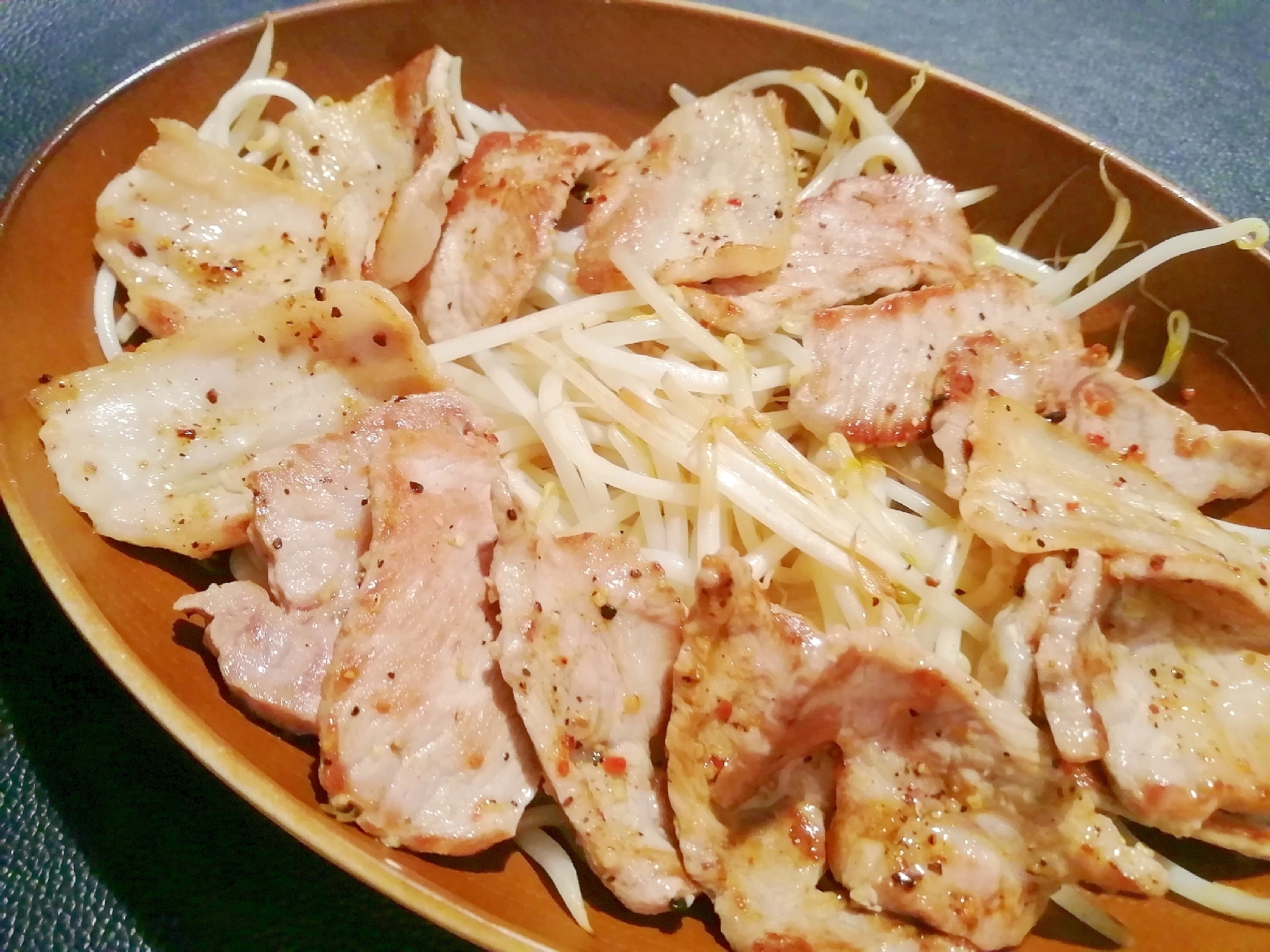 【ほりにしで簡単キャンプ飯】お肉のもやし乗せ