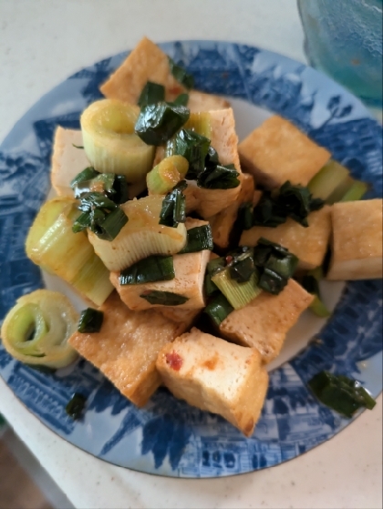 厚揚げ(絹揚げ)のピリ辛ネギまみれ。
