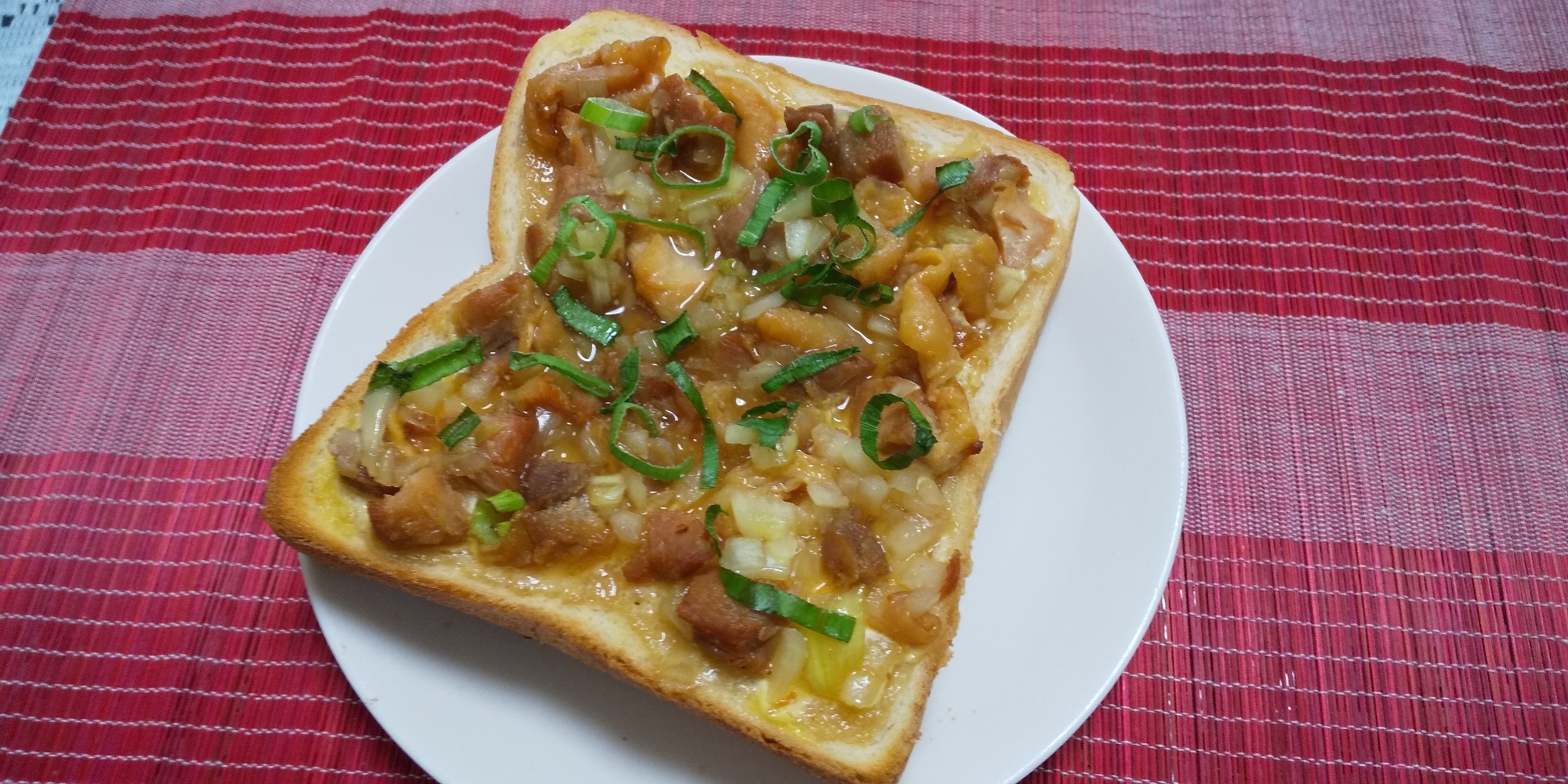 パンで朝食♪焼鳥缶のっけトースト