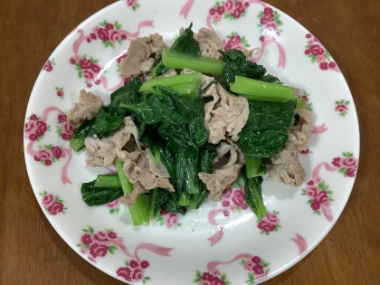 とらねこのぱせりさん♪炒め物、白だし→麺つゆで作りましたが、小松菜の緑が鮮やかで美味しい一品になりました。レシピありがとうございます！今日は雨で、寒いです^^;