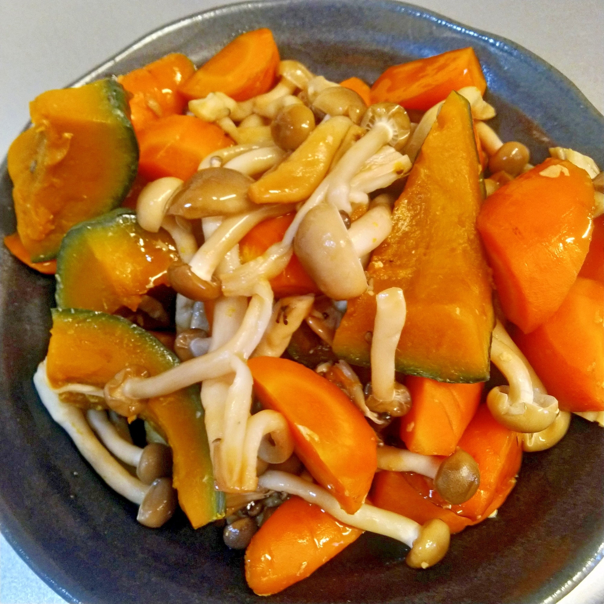 かぼちゃ・にんじん・しめじの甘じょっぱ煮 レシピ・作り方 by ももか