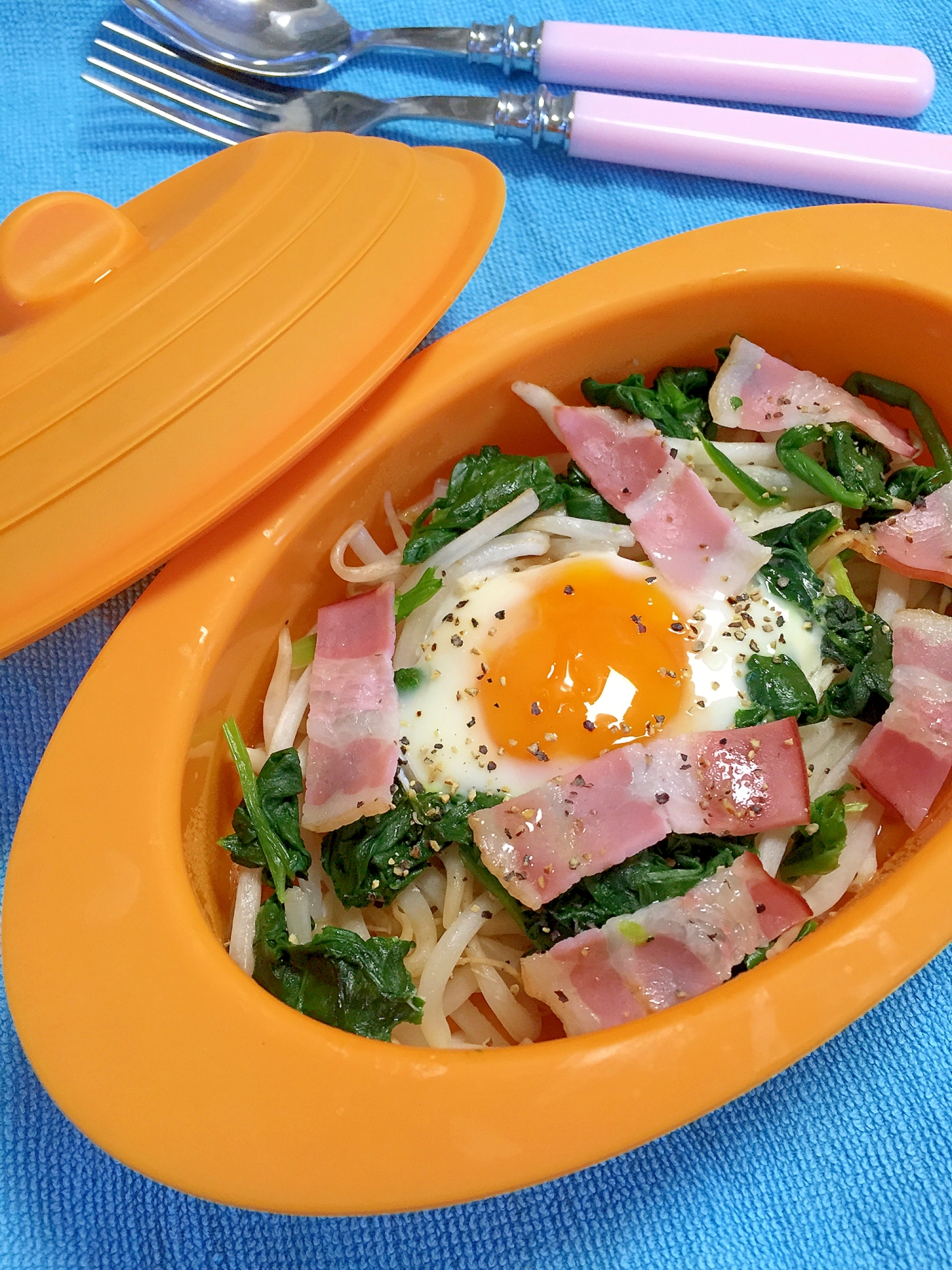 レンジで簡単!もやしとほうれん草の★巣ごもり卵