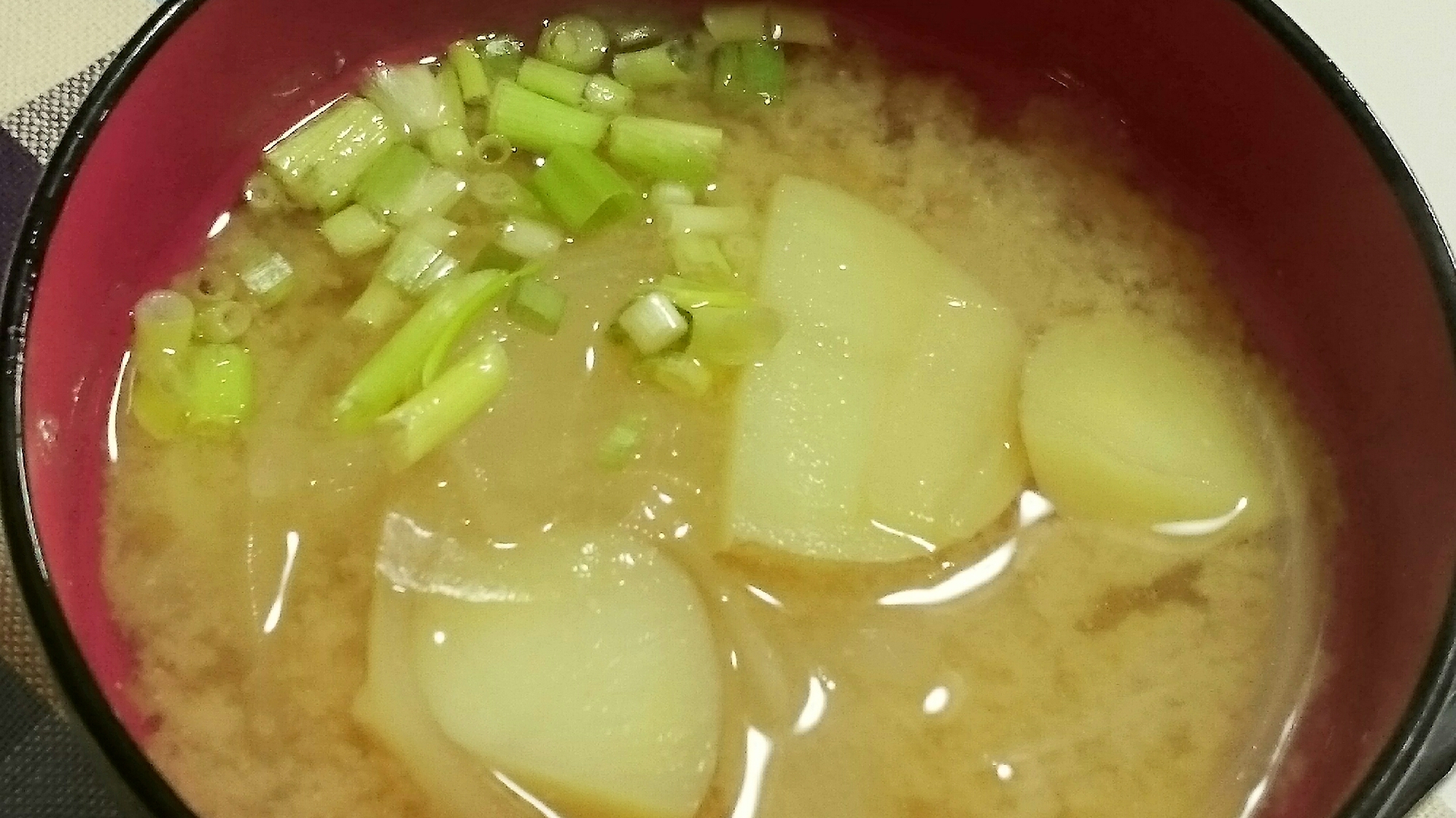 ストウブDe〜じゃが芋と玉ねぎの味噌汁