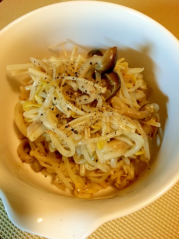 器に盛られた、もやしときのこのマリネ