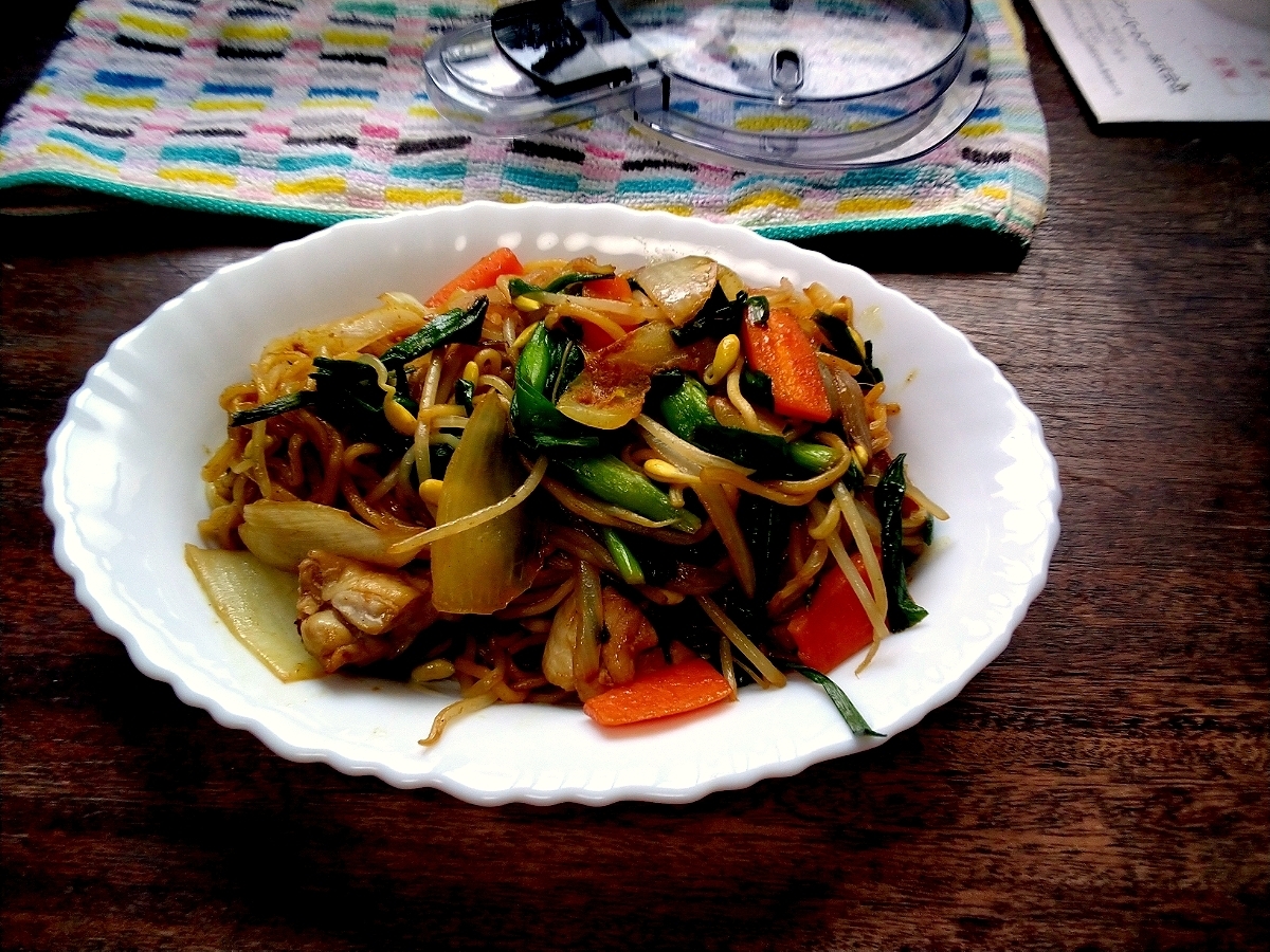 野菜がたくさんのお肉が少しのカレー味の焼きそば