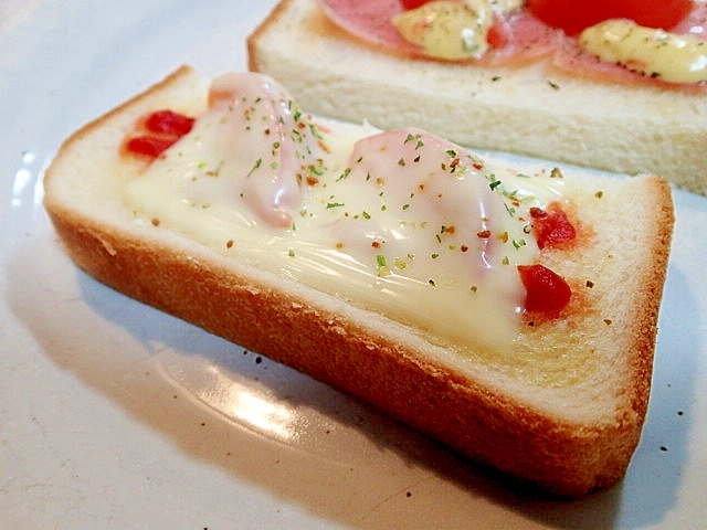 ケチャップで　トマトとチーズのハーブ香るトースト