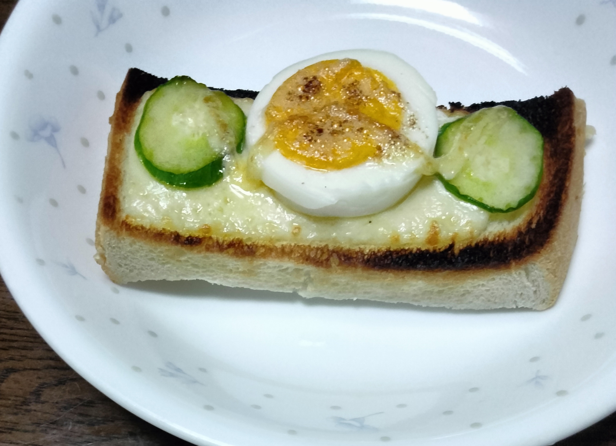チーズトーストアレンジ ゆで卵&胡瓜 マヨかけて
