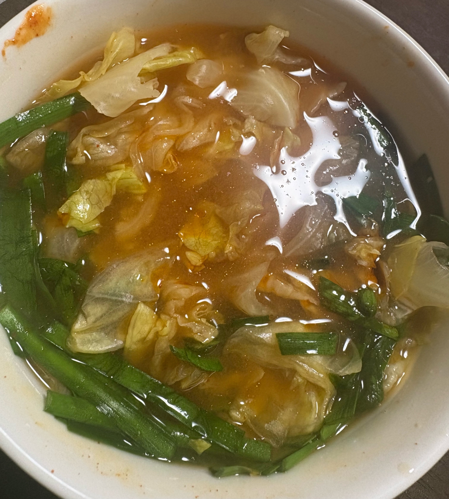 レタスとニラのピリ辛スープ