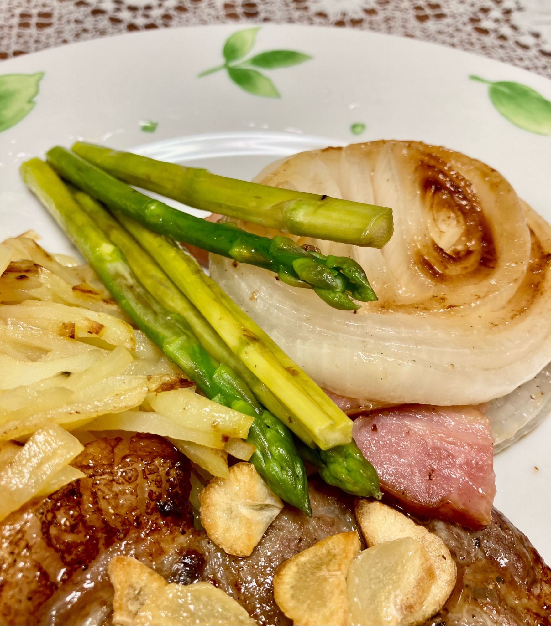 豚肉ステーキに添える新玉ねぎとベーコンの☆重ね焼き