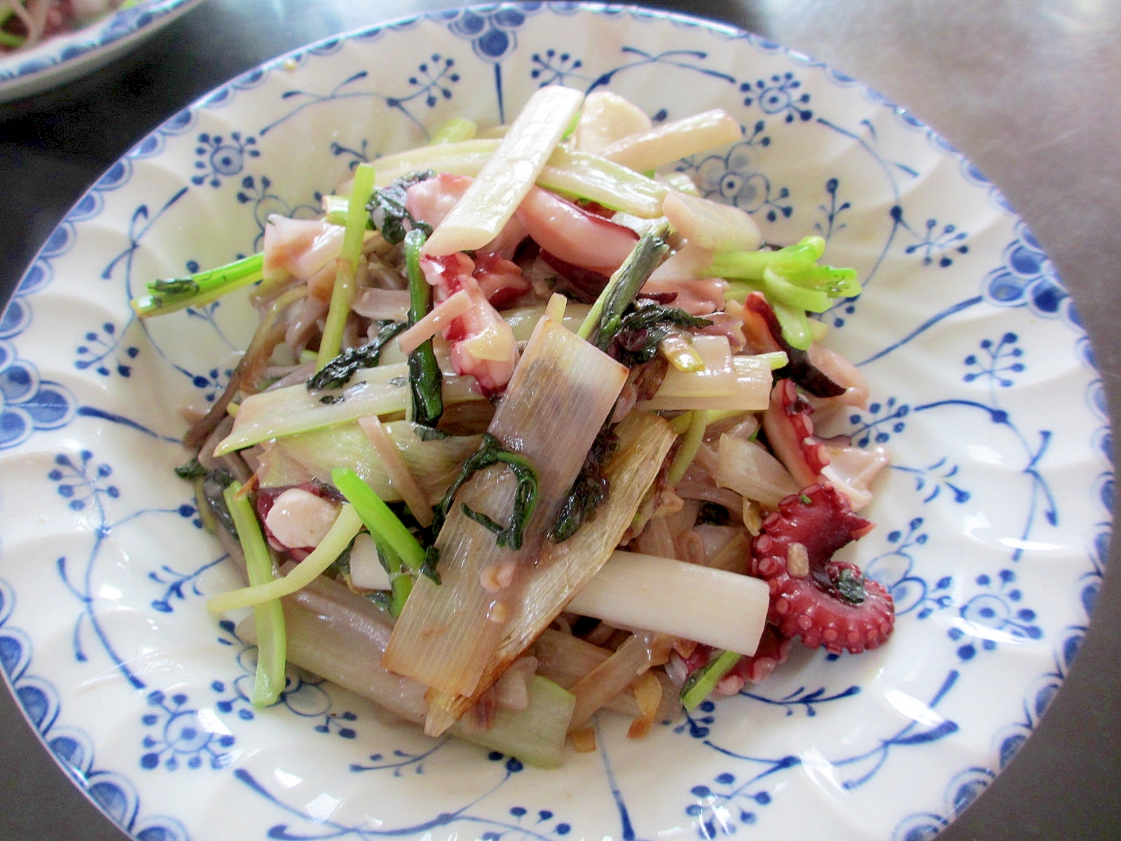 タコと赤からし菜のペペロン蕎麦