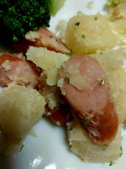 醤油にんにくが効いたじゃがいもソーセージ炒め