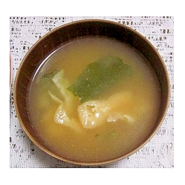 わかめと油揚げの味噌汁（昆布だし・塩麹入り）