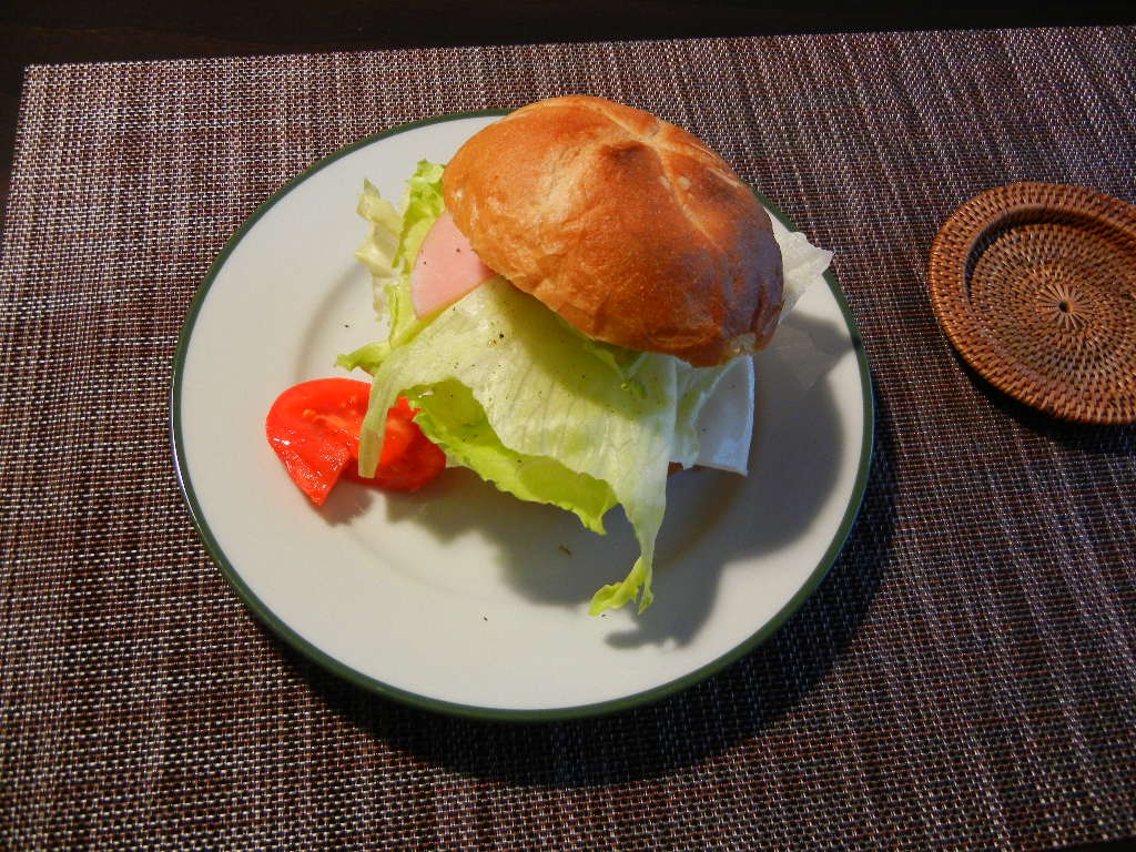 シャキシャキレタスとハムのハンバーガー