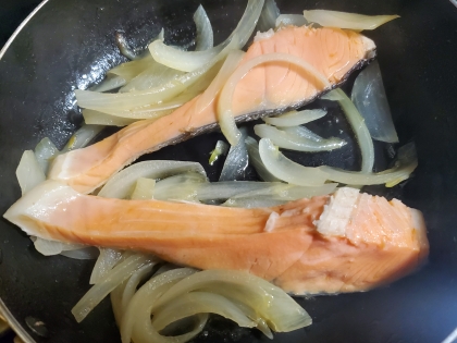 塩鮭と玉ねぎの簡単蒸し料理！