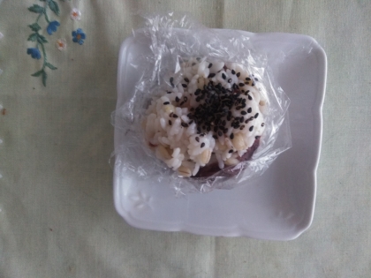 簡単で食べやすい✿胡麻おはぎ風おにぎり