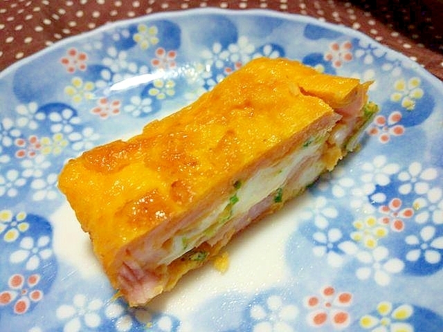 砂糖、塩、味の素で味付けた刻みネギとハム入り卵焼き