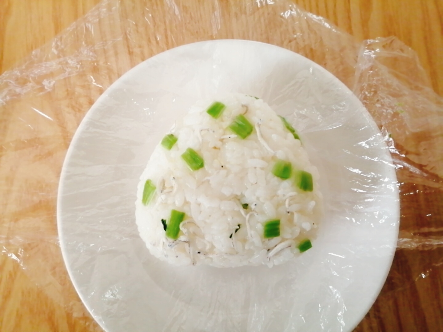 白い皿に置かれたちりめんじゃこ大根葉で絶品おにぎり